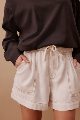 DARCY RELAXED EVERYDAY SHORT Ecru Twill
