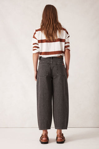 Maggie Tapered Barrel Jean/Washed Black