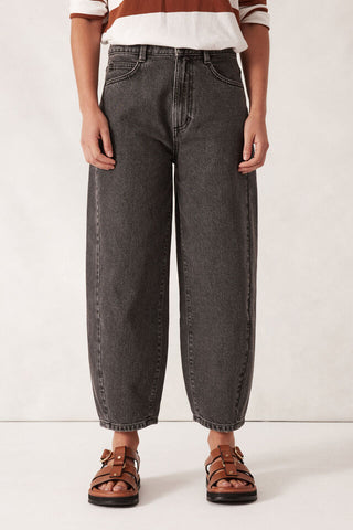Maggie Tapered Barrel Jean/Washed Black