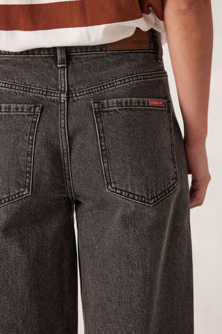 Maggie Tapered Barrel Jean/Washed Black